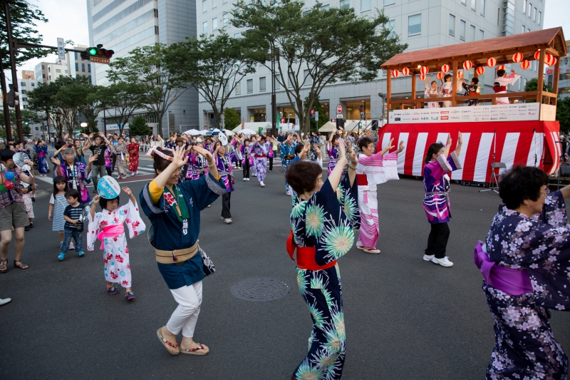 路上で開催する「盆踊り」も風情を感じる人気の催し