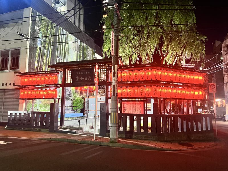 提灯が美しい、夜の大日如来堂