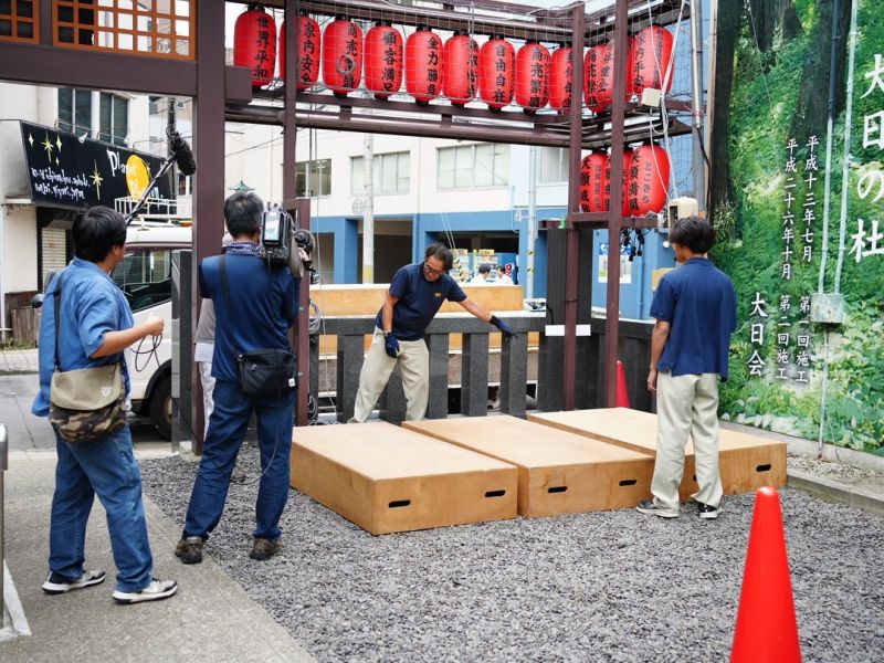 ステージの準備とTV取材の様子