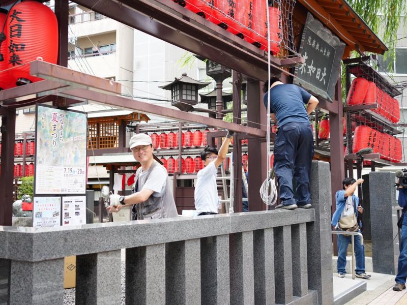 奉納提灯取り外しの様子